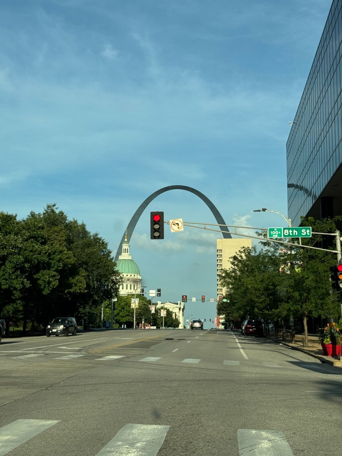 Gateway Arch and downtown St. Louis on a regional interstate route from Northwest Arkansas